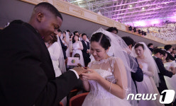 예물 교환하는 신랑신부