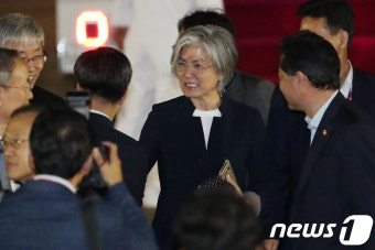강경화 외교부 장관, 러시아 방문 마치고 귀국