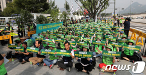 무기계약 전환 촉구하는 비정규직 강사들