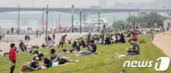한강 둔치에서 휴일 만끽