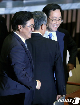 본회의장에서 만난 우원식-김동철-주호영