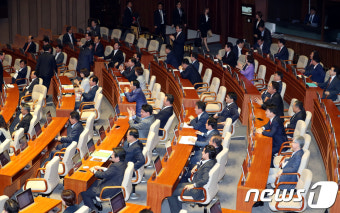 헌법재판소장 임명동의안 부결에 박수치는 자유한국당