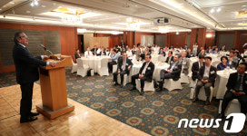 슈뢰더 전 독일 총리, 중견기업단체 초청 강연