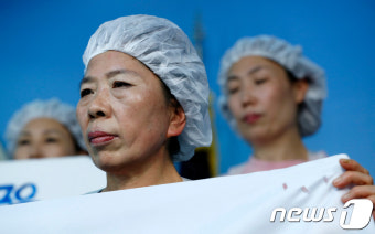 위생모 쓰고 국회찾은 비정규직 여성노동자들