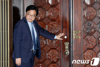 본회의장 입장하는 우원식 원내대표
