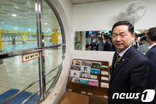 특수학교 찾아 수영장 둘러보는 김상곤 교육부총리