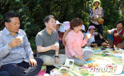 농민들과 함께 새참 먹는 안철수 대표 