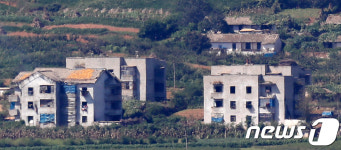 北 선전마을...유리가 없어서 비닐로?