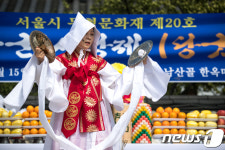 남이장군사당제 선보이는 전통 굿 전수자