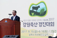 강원축산경진대회 인사말하는 김건영 본부장