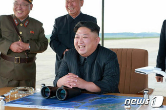 미사일 발사 장면 지켜보는 김정은