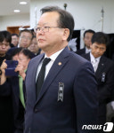 순직 소방관 영정 바라보는 김부겸 장관