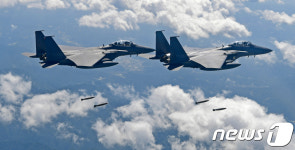 MK-82 폭탄 투하하는  F-15K 전투기