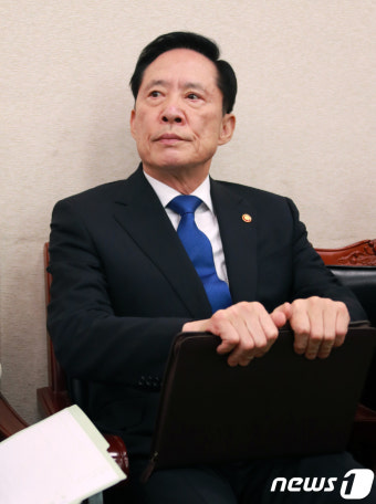 업무보고 기다리는 송영무 국방부 장관