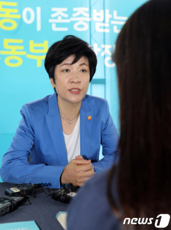 구직청년 상담하는 김영주 노동부장관