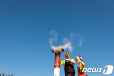 푸른 하늘과 석탄발전소