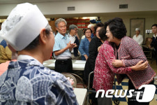 한인경로회관 찾은 김정숙 여사