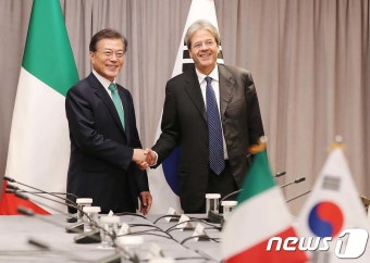 문재인 대통령, 이탈리아 총리와 악수