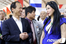 중국 바이어와 대화하는 최문순 지사