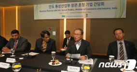 인사말 하는 김희용 동양물산기업 회장