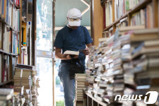 곧 사라질 공씨책방... 책장 넘기며 추억 더듬는 시민