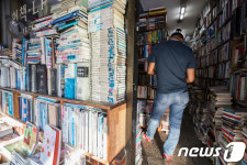 공씨책방 찾아 헌책 살펴보는 시민