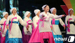 축하공연으로 손님 맞이하는 완주군민들 