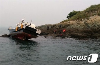 여수 가막만서 13명 탄 낚시어선 좌초…1명 긴급 이송