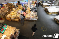 아직은 썰렁한 전통시장