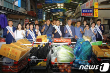 정읍시청, 추석맞아 전통시장서 장보기 행사