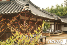 박 전 대통령 탄핵 뒤 첫 추석… 육영수 생가 썰렁