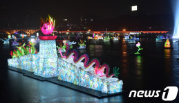 유등축제의 원조...진주남강 유등 불 밝혀