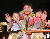 가족들과 꽃가마 탄 문형석