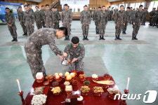 [화보] 고향집에 가지 못했지만…50사단 추석 합동 차례