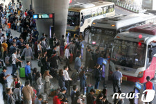 붐비는 인천공항 버스정류장