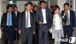 [국감]청사구내식당으로 향하는 행정안전위 여당의원들