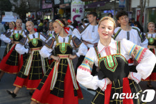 우아한 무용과 함께 퍼레이드