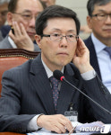 [국감]윤종록 정보통신산업진흥원장 '경청'