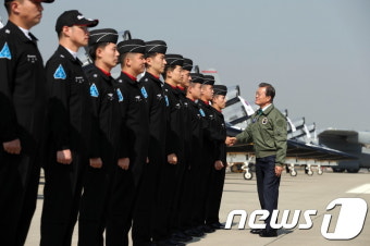 문재인 대통령 '블랙이글스 조종사 격려'