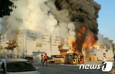 충주 건축자재 제조공장 화재 진화…잔불 정리 중(종합)