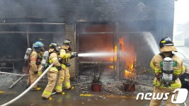 부산 전포동 상가건물 세탁소 불…60대 여성 부상