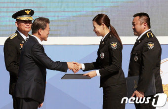 문재인 대통령 '배우 이하늬 명예경찰 위촉'
