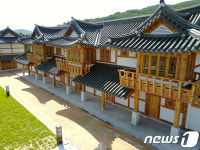 한옥에서 바라보는 바다…동해망상해변 한옥촌 본격 운영
