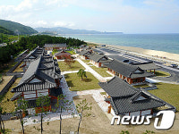 한옥에서 바라보는 바다…동해망상해변 한옥촌 본격 운영