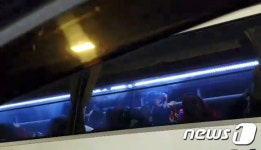 행락철 고속도로 버스 안은 노래와 춤판···불법행위 여전