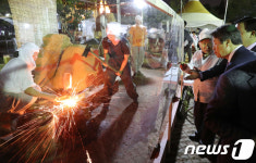 울산 쇠부리 복원 실험부스 살펴보는 도종환 장관