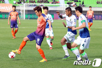 드리블 하는 한국영