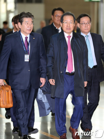출국하는 홍준표 대표의 발걸음