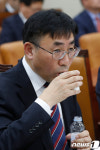 [국감] 물마시는 나영돈 청장
