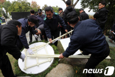 박정희 전 대통령 묘소에서 옮겨지는 文 대통령 조화